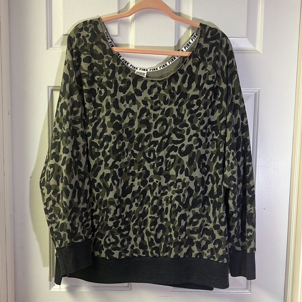 Women’s Medium PINK VS sweatshirt oversized